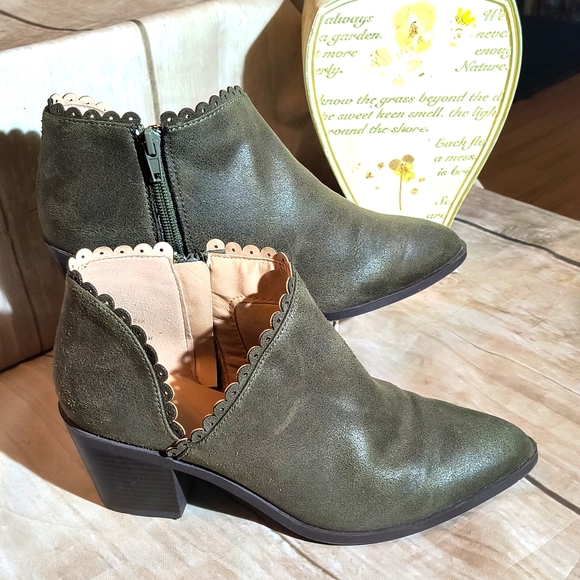 O'Neill Booties, Olive Green Beautiful Design - Picture 1 of 11
